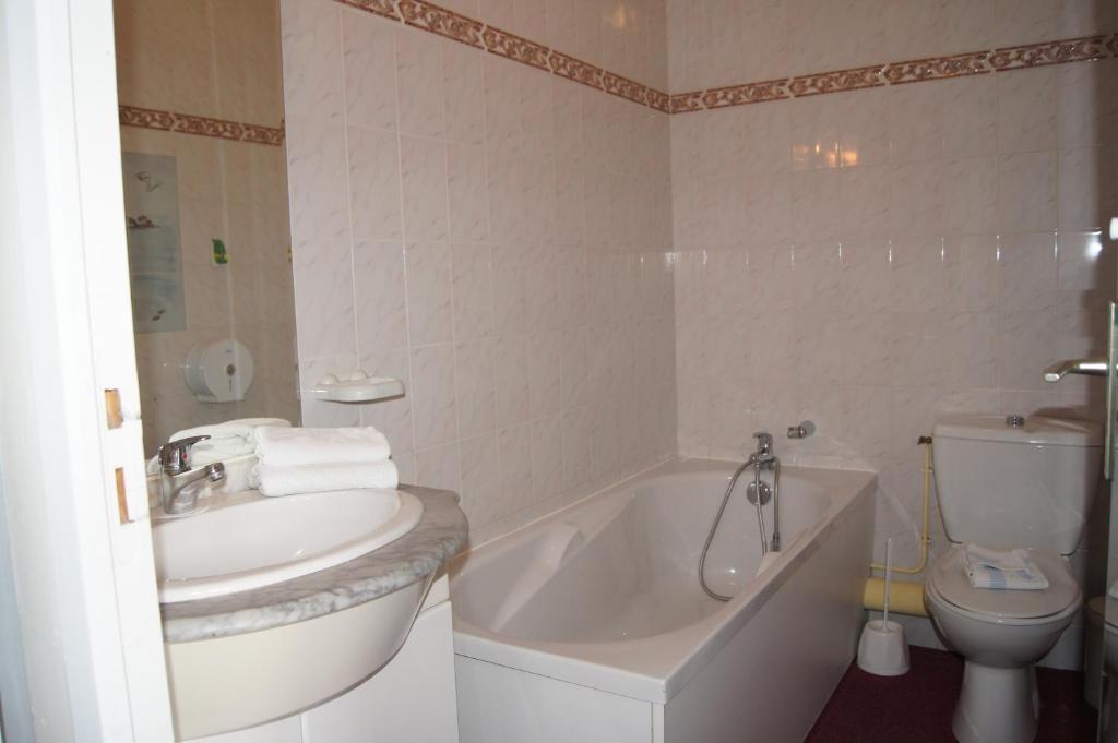 Aux Trois Jean Hotel Крот Стая снимка