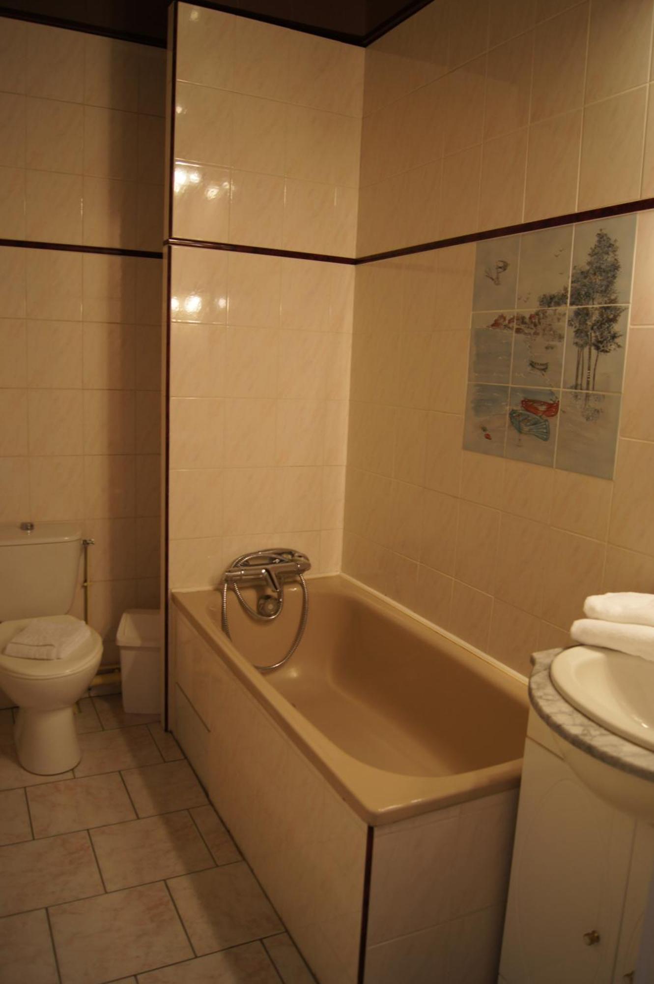 Aux Trois Jean Hotel Крот Екстериор снимка