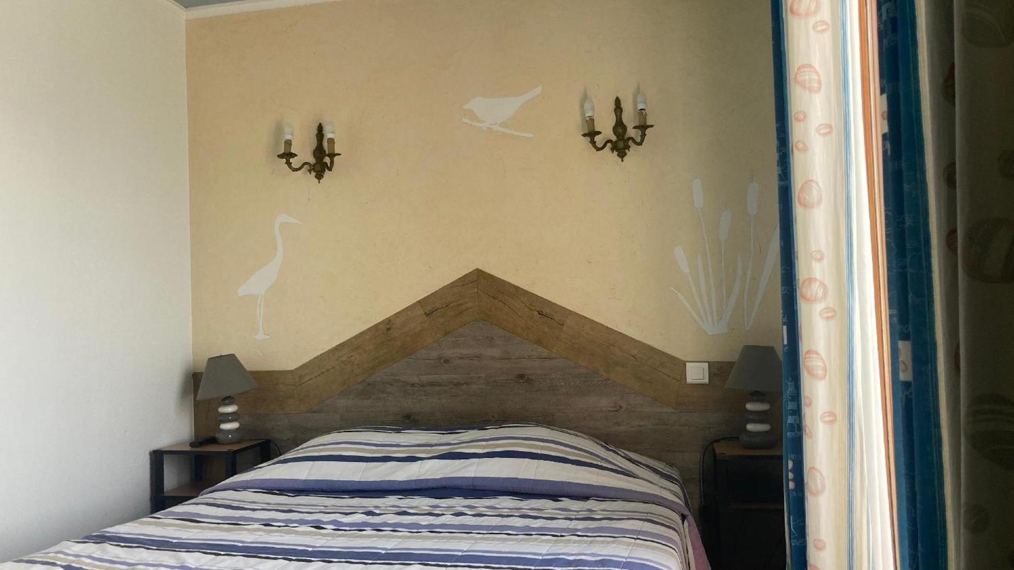 Aux Trois Jean Hotel Крот Екстериор снимка