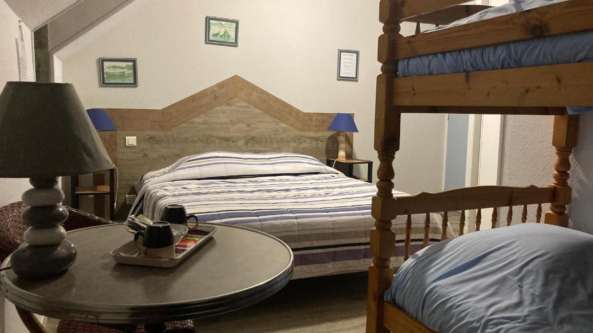 Aux Trois Jean Hotel Крот Екстериор снимка