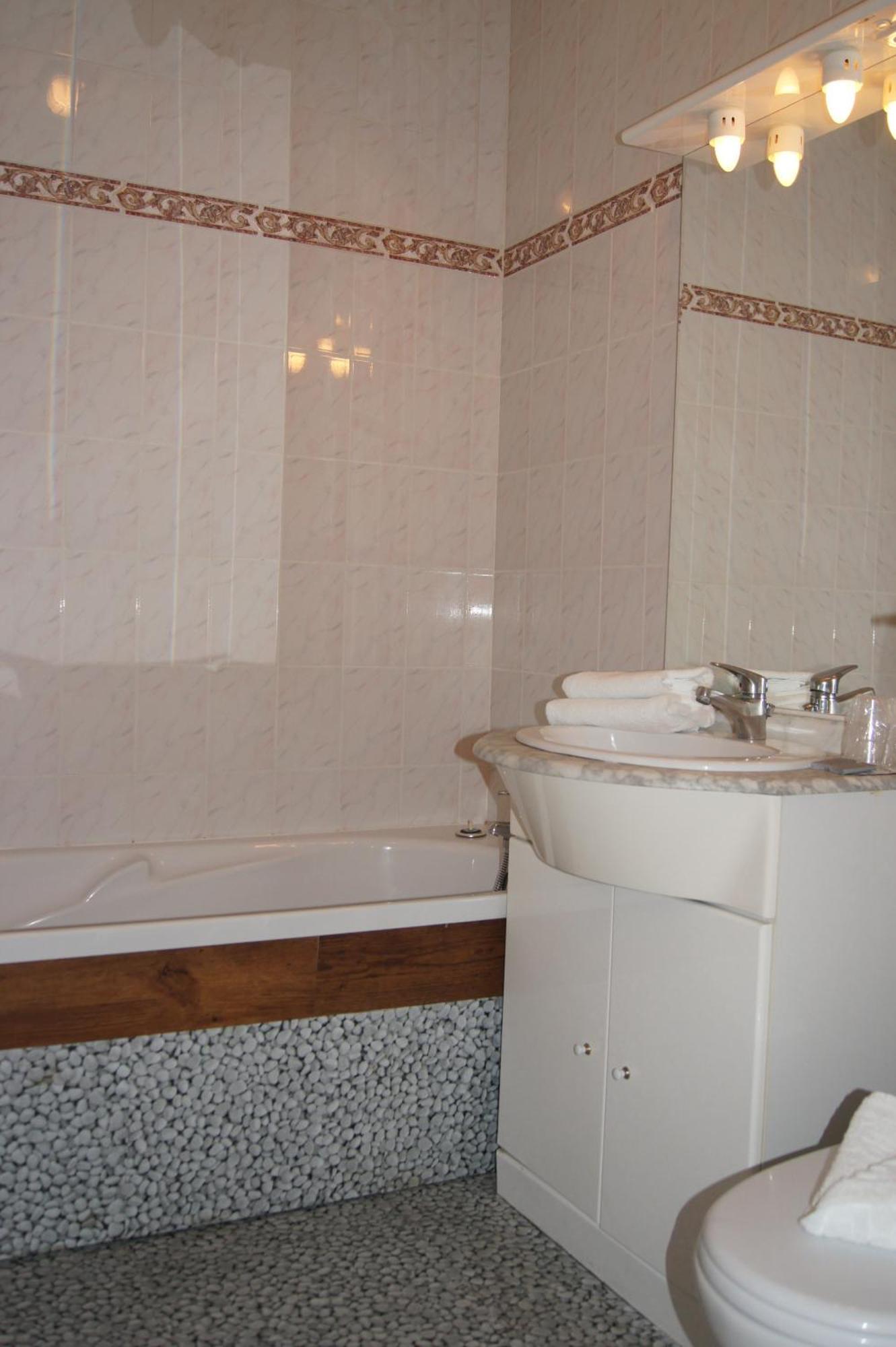 Aux Trois Jean Hotel Крот Екстериор снимка