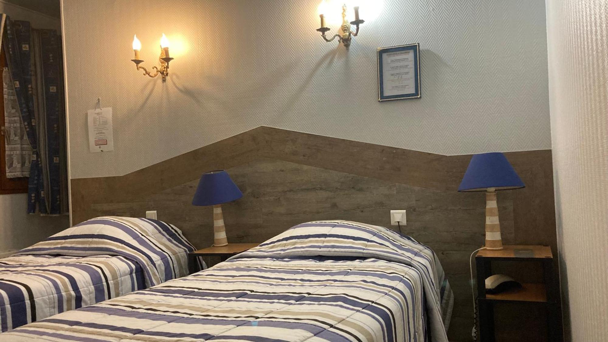 Aux Trois Jean Hotel Крот Екстериор снимка