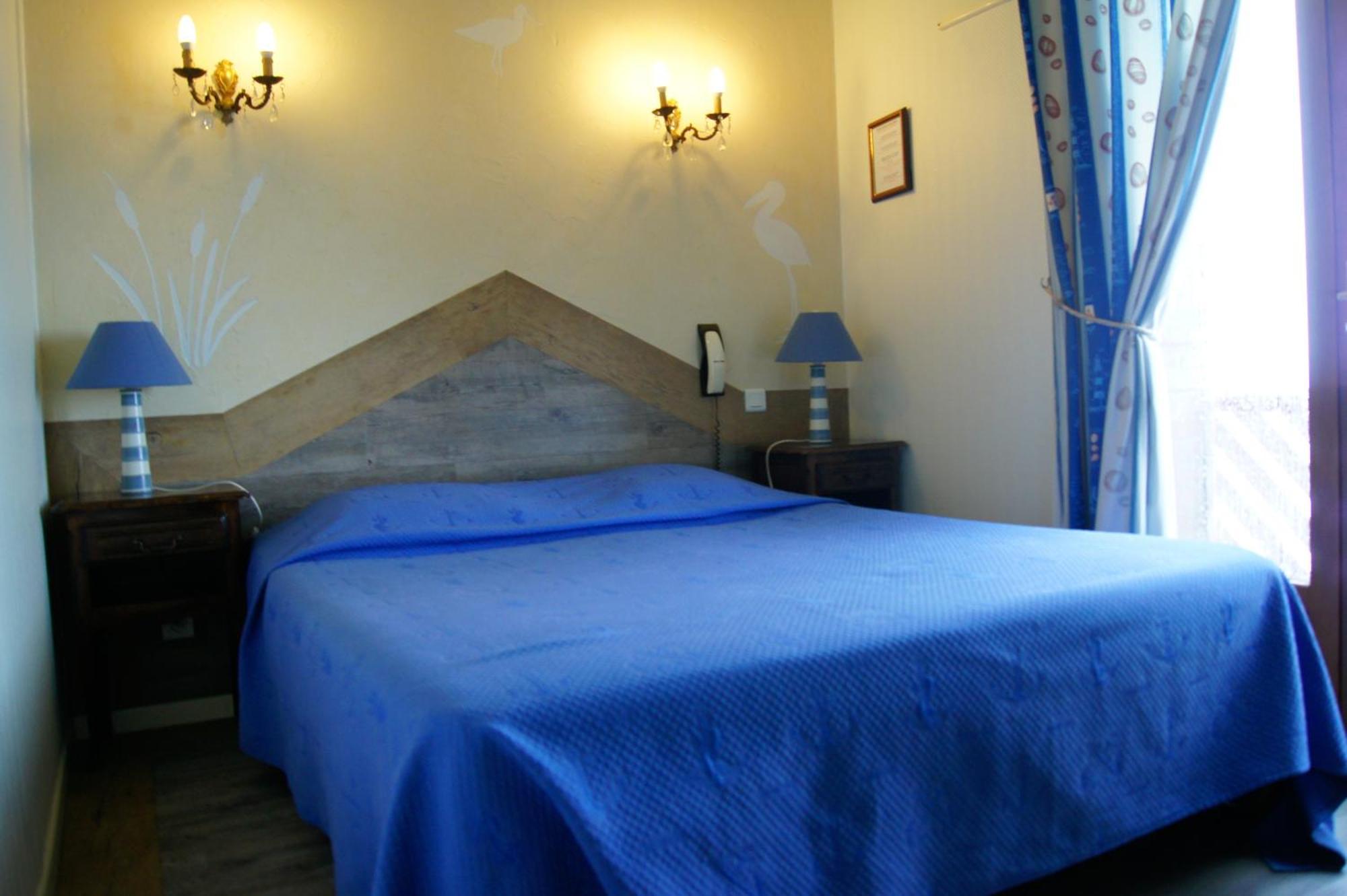 Aux Trois Jean Hotel Крот Екстериор снимка